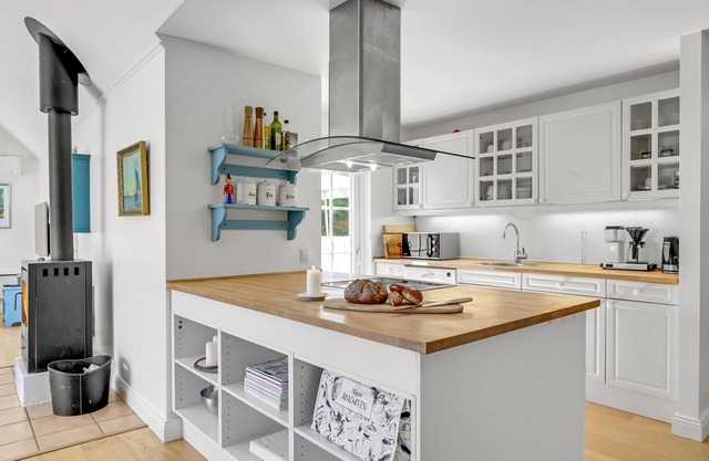 Con habitaciones abiertas hasta la cresta, la casa es especialmente luminosa y acogedora.