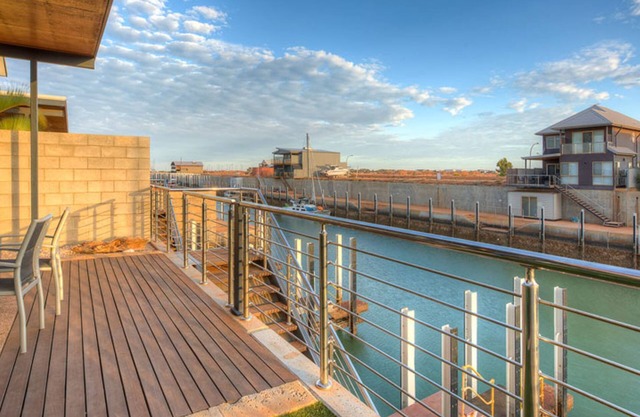 Gran villa de dos pisos en los canales con un embarcadero privado.