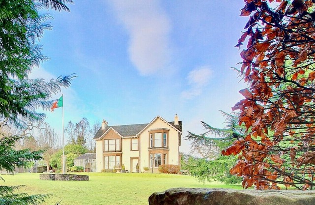 Duneira is an elegant victorian villa with Hot Tub in Rhu, Argyll & Bute