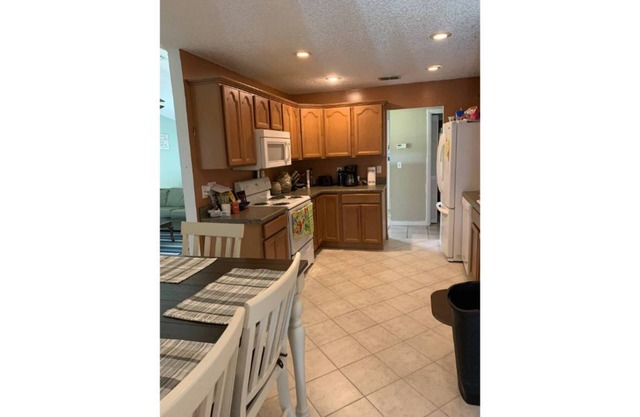 Dunnellon home 4 bedrooms and 2 bath. Minutes to the rainbow river and W.A.C