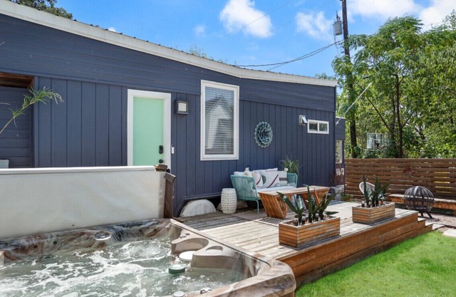 HGTV Featured Tiny Home w Hot Tub Near East 6th St
