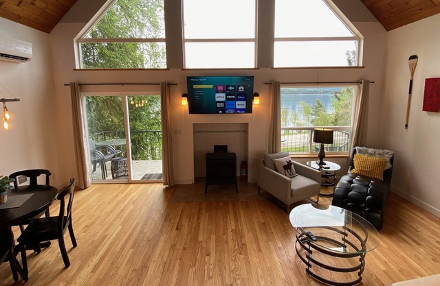 EAGLE BAY SEMI-LAKEFRONT - 2 PRIVATE SUITES - KING BEDS - LAKE ACCESS