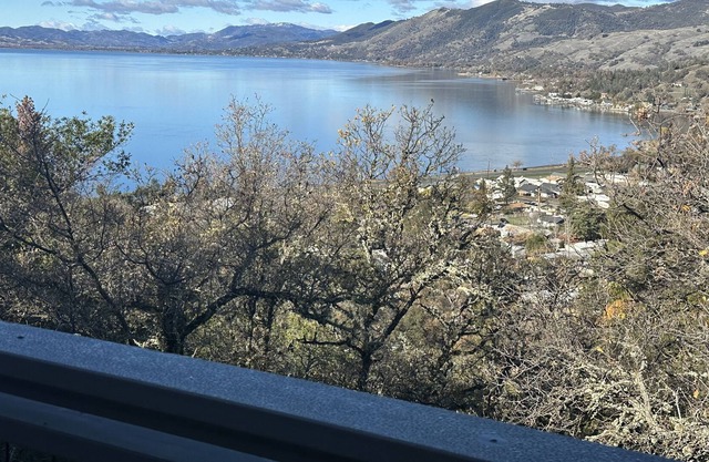 Eagle Nest Retreat - Vista panorámica al lago y a la montaña