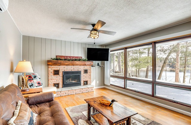 ¡NUEVO! Eagle River Waterfront Home con muelle y fogata