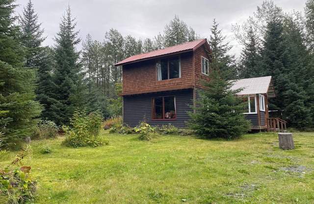 Eagle's Nest Cabin en Salmon Creek y un gran lote arbolado privado.