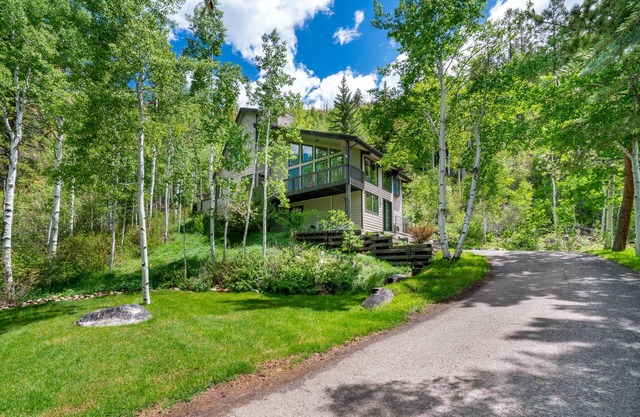 Maravillosa diversión en el este de Aspen con cascada y estanque