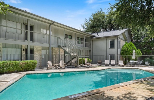 Modern Pet Friendly Condo w/ Pool, Gym, Walk to SoCo, Lake & Downtown Austin