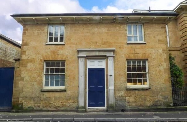 Ala Este, CREWKERNE