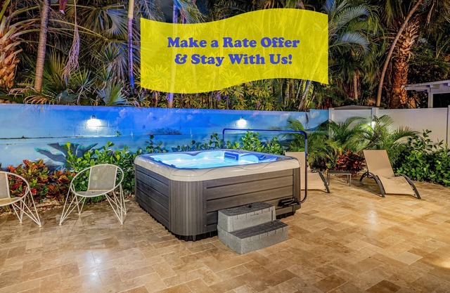 ~Easy Breezy~ Walk to Beach, Dining & Shops! Relaxing Patio w/Hot Tub & Hammock
