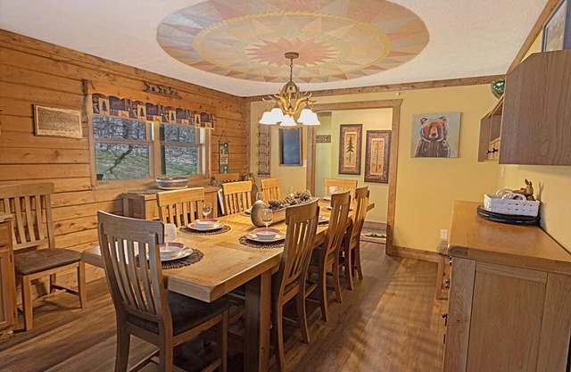Edelweiss Haus: Cozy Renovated Mountain Retreat - Hot Tub & Dual Outdoor Decks