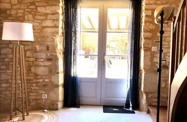 Een Sfeervolle Gîte met een Overdekt Privéterras. Een Vrolijke Hond is Welkom