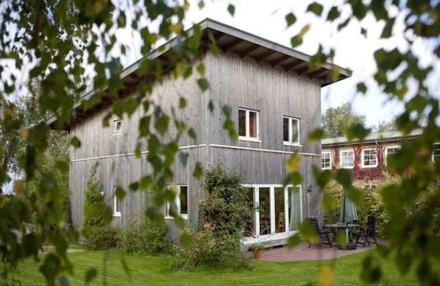 Ein Haus mit Garten am Meer