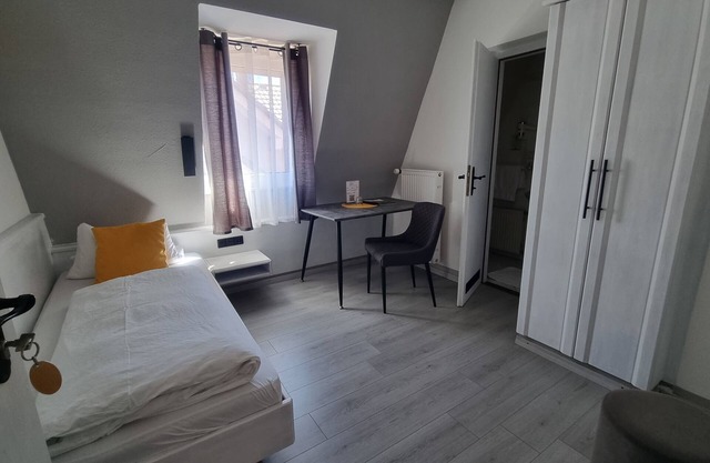 Habitación individual con 12 m 2, ducha y aseo y conexión Wi-Fi gratuita.