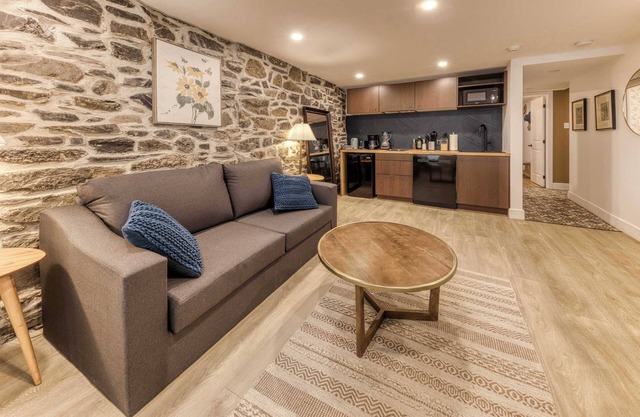 Elegant 1 Bedroom Suite