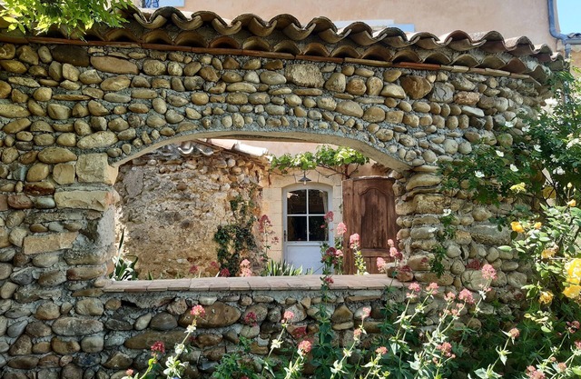 Elegante casa de campo del siglo XVIII en Provenza con vistas panorámicas y pisc