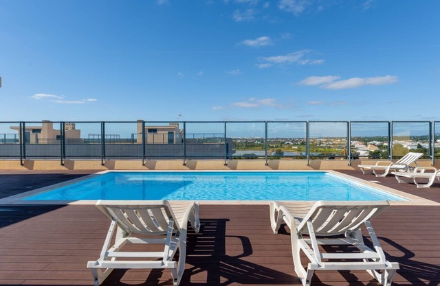 Elegant 2 BDR Flat W/ Rooftop Pool by LovelyStay