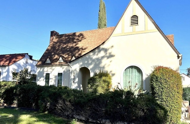 Elegant 4 BD/3 BA w/ 3 parking w/ Self Chk, quiet