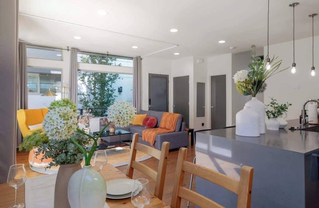 Elegant 3BR Home by UW w/ AC – Trendy & Spacious