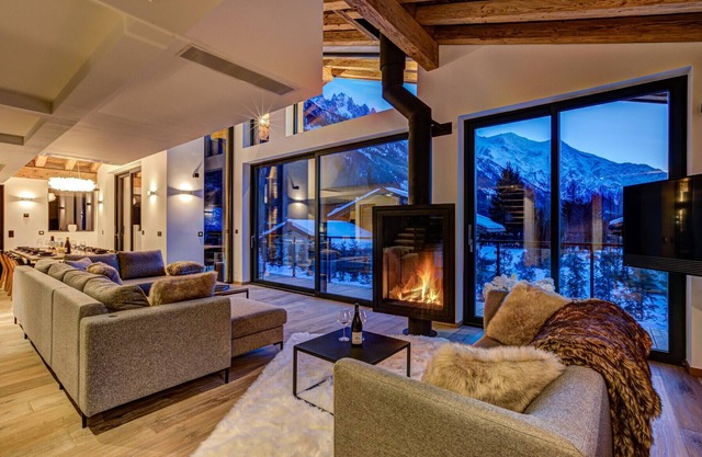 Luxury Chalet with Cinema Room, Hot tub & Spa