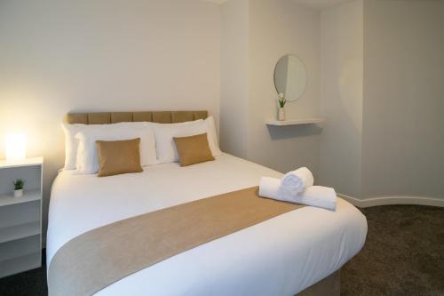 Elegant City Base in Liverpool - Cozy 1-Bed for Business & Relaxation