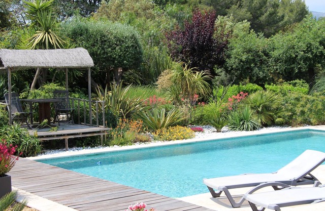 Elegante villa contemporánea con piscina climatizada