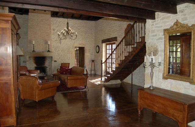 Elegante y aislada casa de piedra de 300 años con piscina privada, magníficas vistas