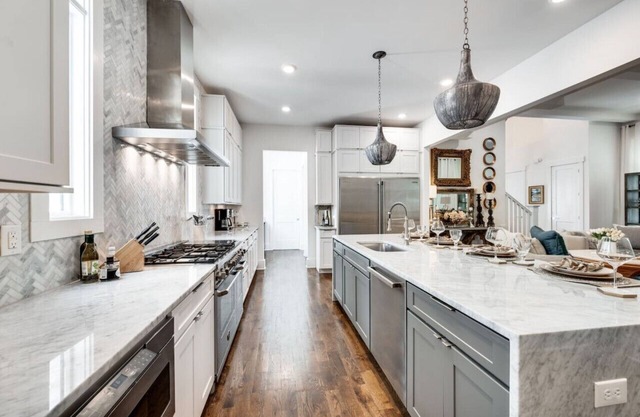 Elegant & Spacious Furnished w/ Garage+Fenced Yard
