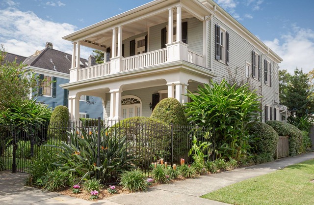 Elegante victoriana con piscina en St. Charles Ave. cerca de las universidades! 17STR-07973