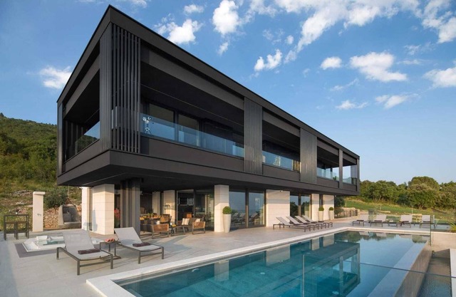 Elegante villa con piscina cubierta