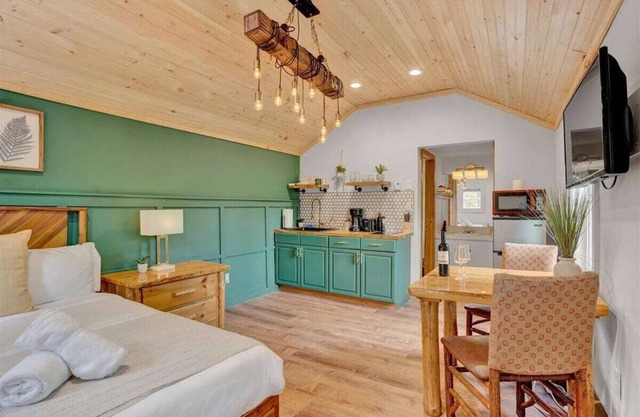 Elements Modern Cabin | Poconos Pickleball Firepit