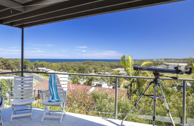 Elevated views over Burrill Lake - 17 Canberra Cr
