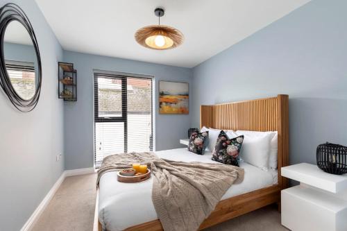 Elliot Oliver - Beautiful Two Bedroom Apartment With Parking in The Docks