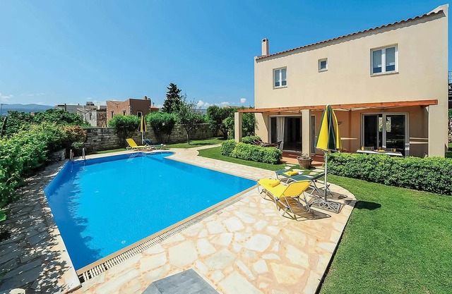 Elya and the neighboring Villa Prinos are located in the picturesque village of Prinos and offer a r