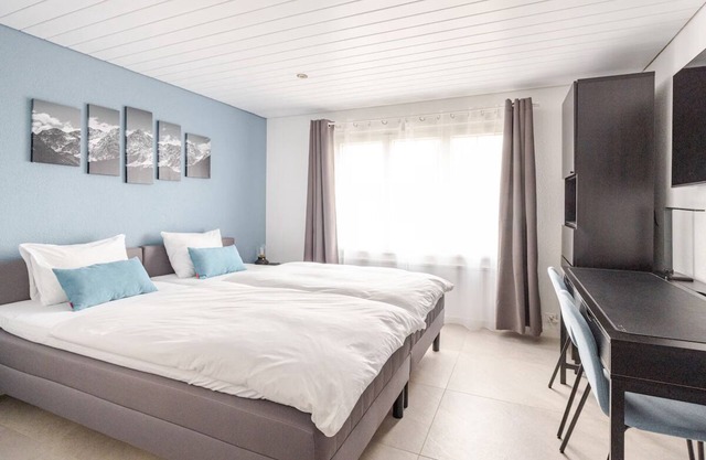 Guest room with private bathroom, private entrance and parking space
