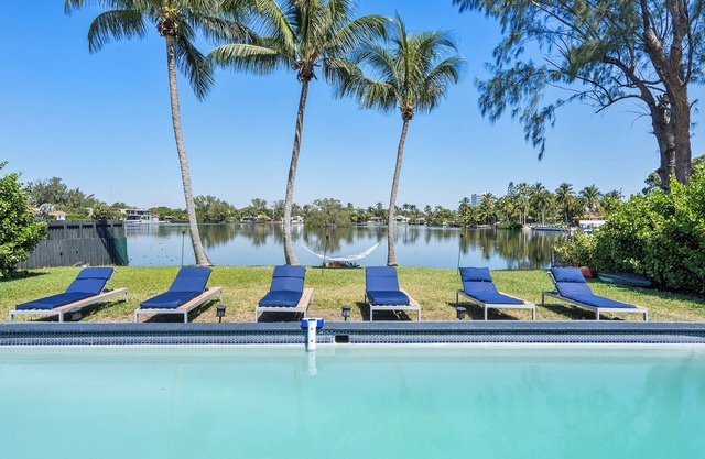 Enchanted Lake House Miami - Spacious 4-bedroom house in Miami with AC, WiFi