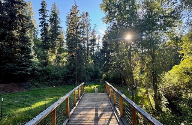 Enchanting home with modern amenities, private and immersed in nature.