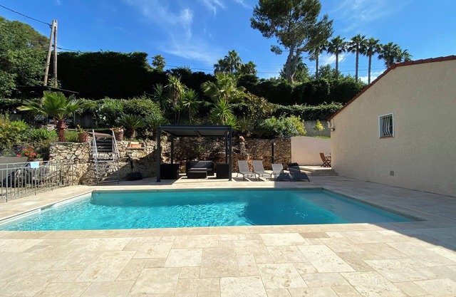 Villa con aire acondicionado, piscina privada nueva, patio cerrado, planta baja