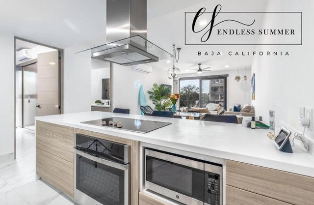 Endless Summer - 2Bed 2Bath Condo - Seasonly Heated Pool with Ocean Views - 5min walk to Beach - Fibre Internet - Sleeps 6