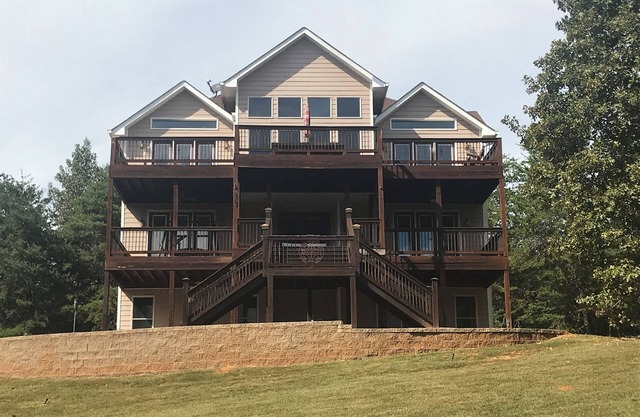 Impresionantes vistas del lago Hartwell con acceso privado al muelle