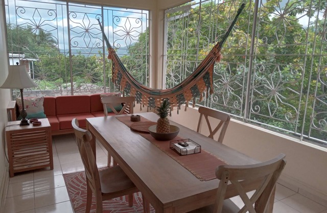 Enjoy Beverly Hills, Kingston, Jamaica, 4 bdrms, AC, WiFi, Spacious, Quiet, Safe