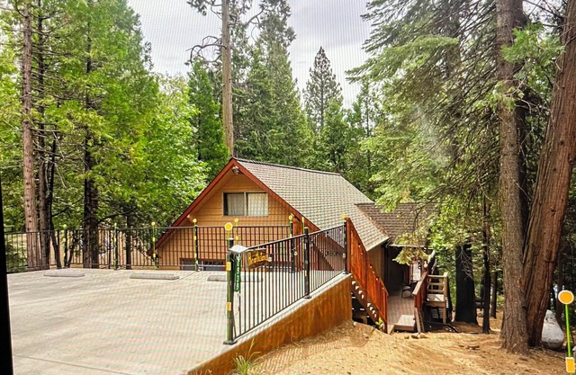 Disfruta de Hearthstone Chalet donde Mi-Wuk Village se encuentra con el bosque