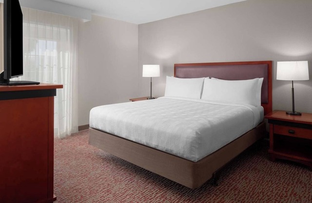 Enjoy Outdoor Firepit and Library at Cozy & Spacious Suite in Sunnyvale