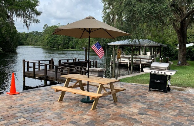Disfrute de la paz y la tranquilidad en el río Withlacoochee con impresionantes vistas.