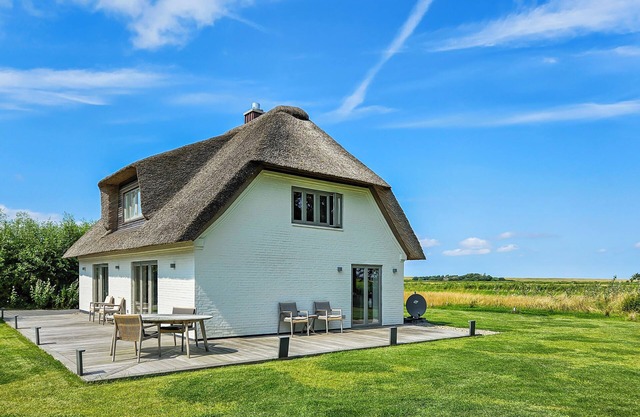 "Enjoy relaxing days at Reethus 8 Grad Ost near the coast!"
