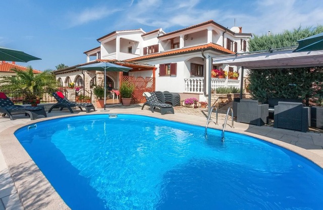 Disfrute de las vistas al mar desde la piscina en Istria con anfitriones familiares