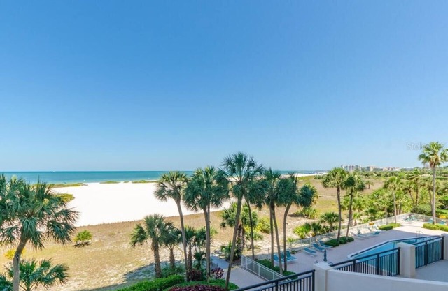 ¡En la playa! Hermosas vistas durante todo el día desde el enorme patio privado del 3er piso. 16 x 33