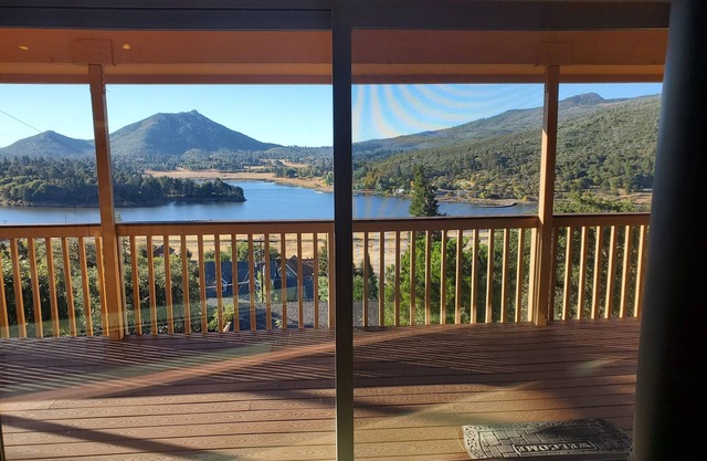 Disfruta de las espectaculares vistas desde el balcón y la cabaña en este lugar de montaña