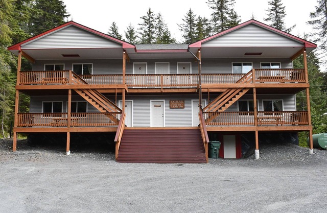 Disfruta de esta suite de lujo recién construida rodeada de la belleza natural de Alaska