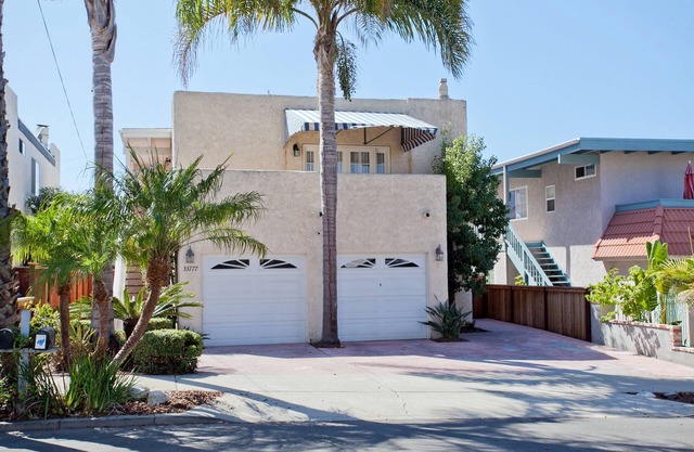 ¡Disfruta de dos casas por el precio de una! Duplex independiente en gran pueblo de linterna
