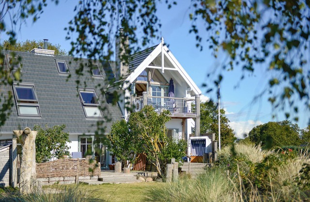 Enjoy your vacation: Sea view, terrace & fireplace -BEACHHOUSE FEHMARN apartment Ostwind